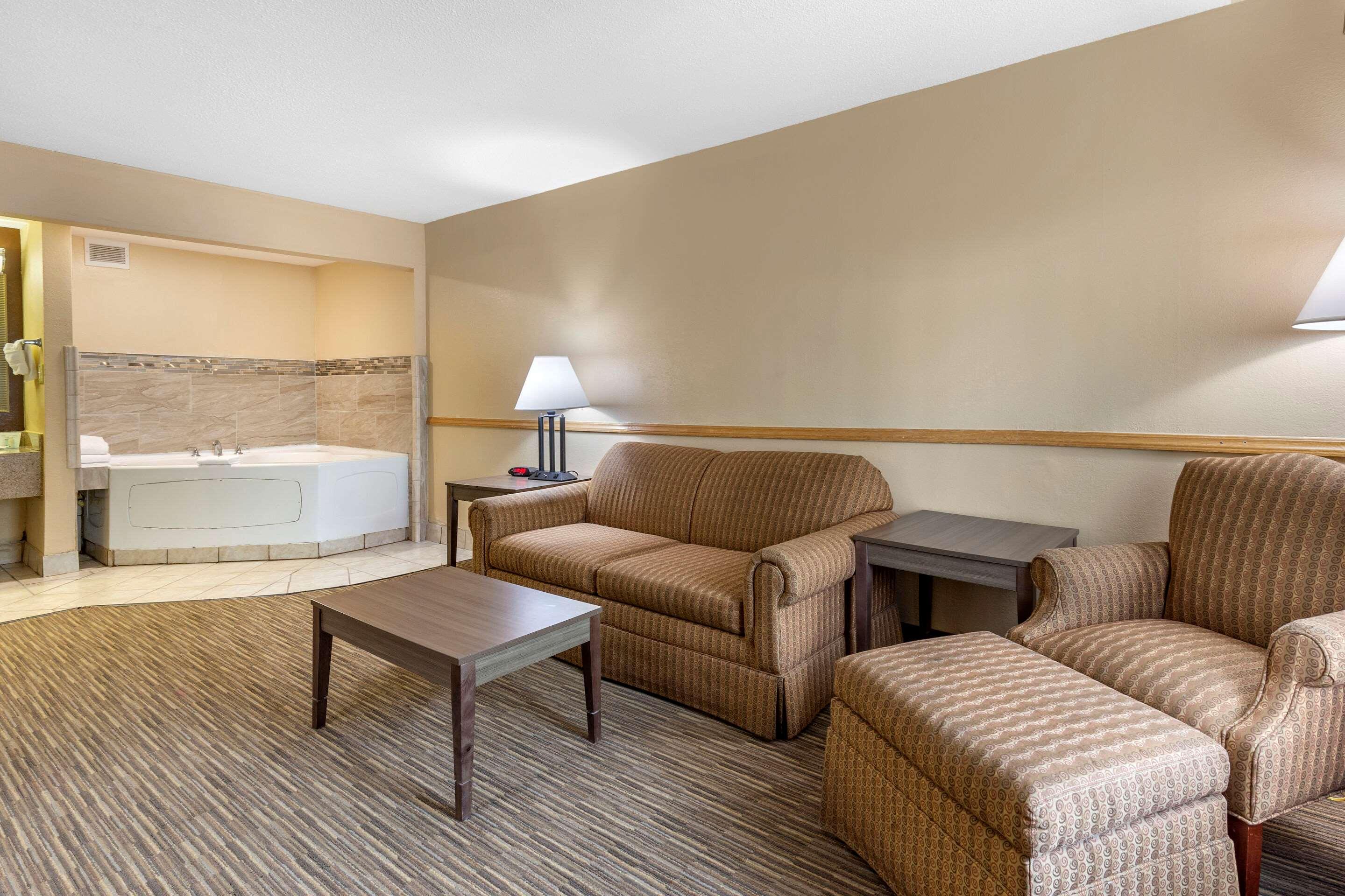 HOTEL QUALITY INN & SUITES HANES MALL WINSTON-SALEM, NC 2* (United