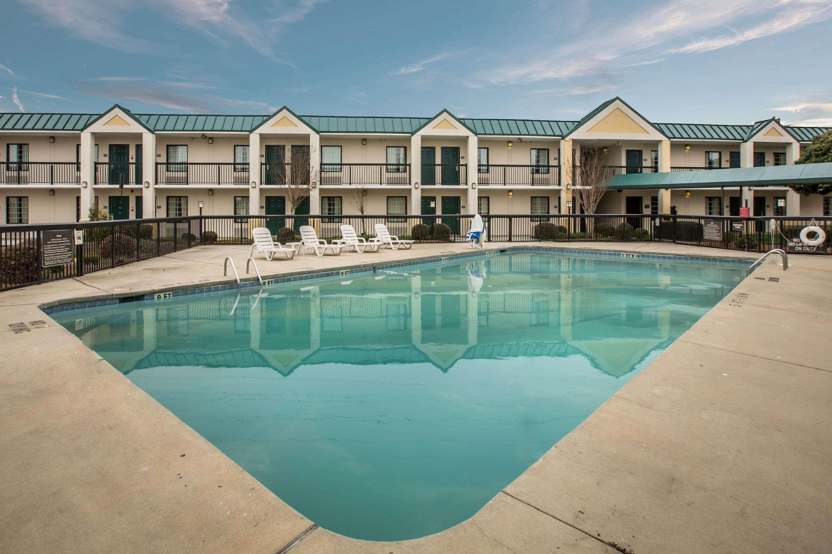 Quality Inn & Suites Hanes Mall Winston-Salem Exterior photo